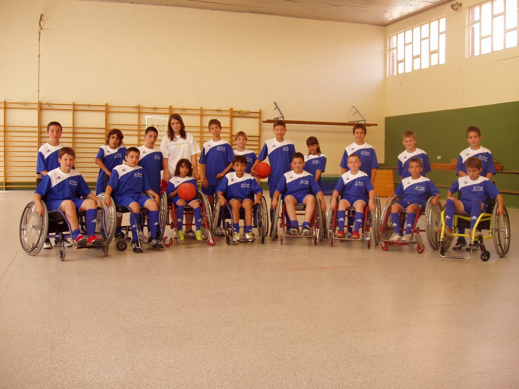 Alumnos practicando deporte adaptado en el Colegio San Jose